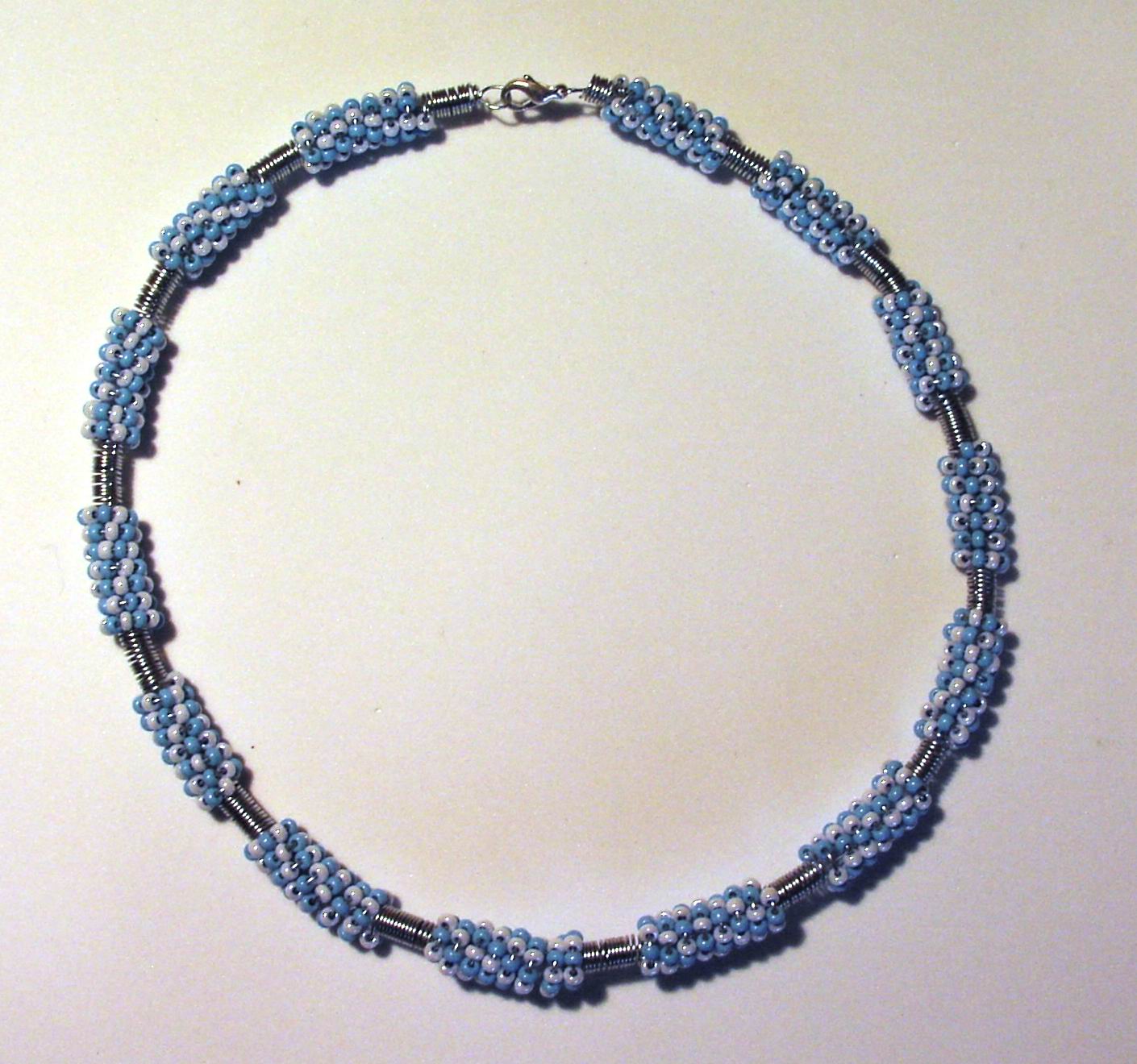 Modro-bílý gizmo náhrdelník