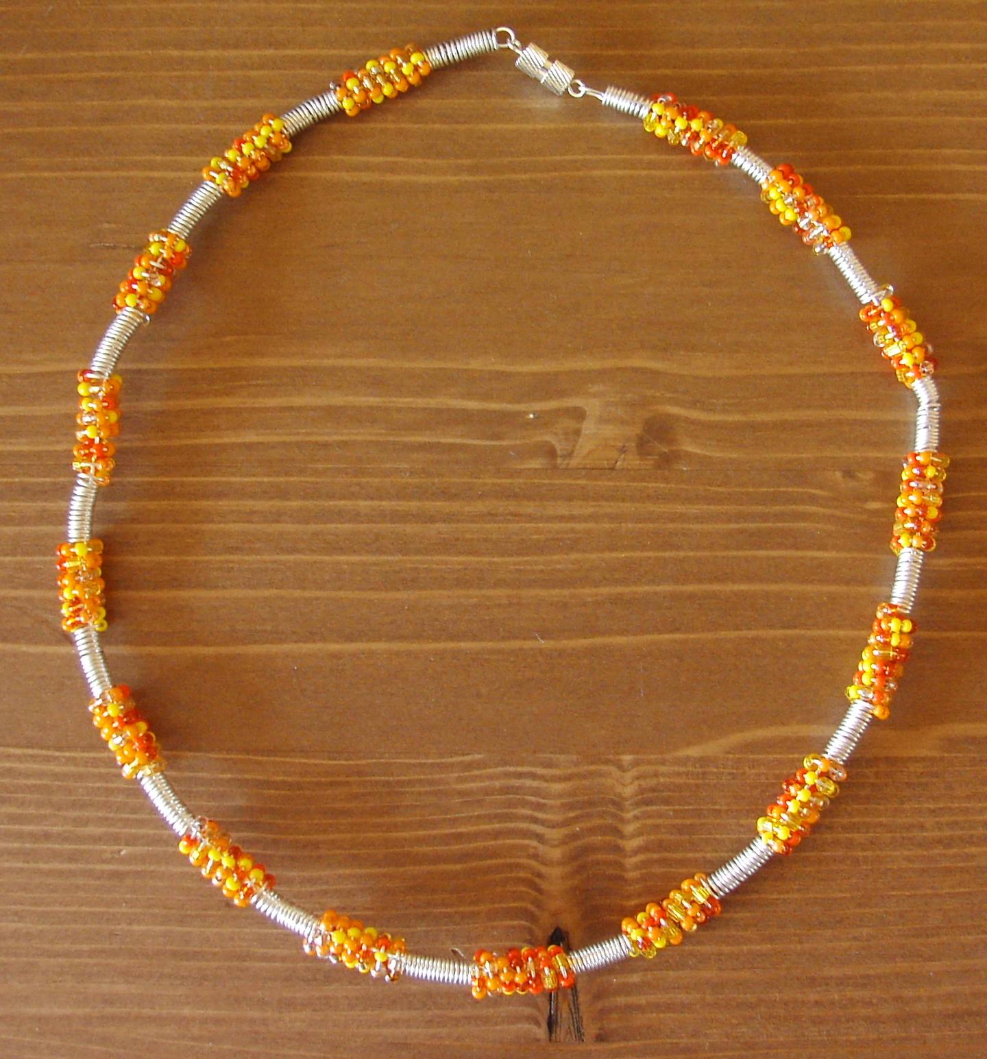 Oranžový gizmo náhrdelník 2