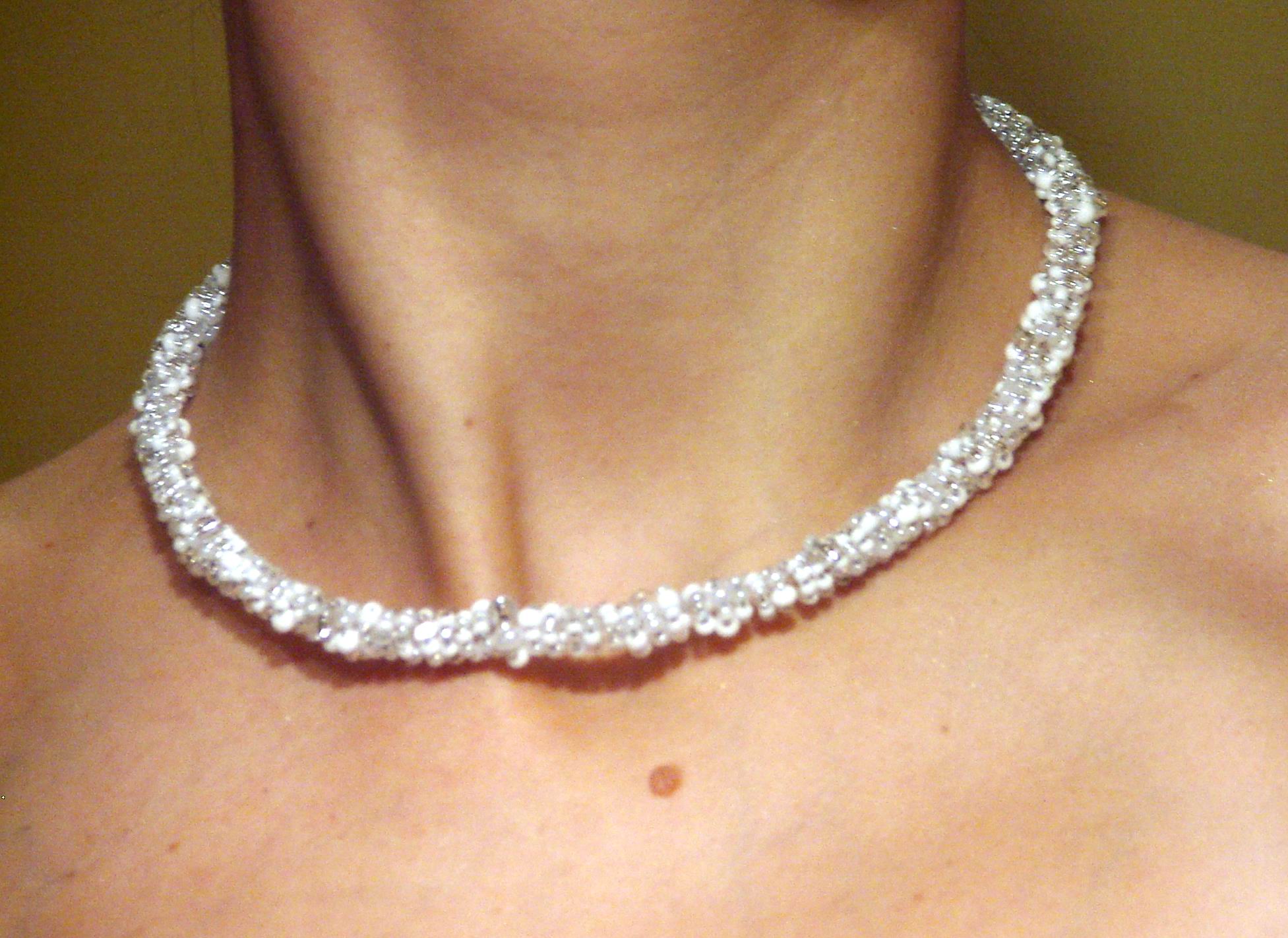Bílý gizmo náhrdelník