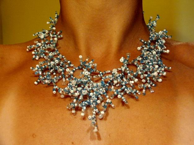 Modro-bílý šitý náhrdelník